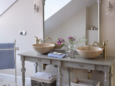 Kamienne umywalki,szara konsolka,stylowe baterie łazienkowe w łazience w prowansalskim stylu (24145)