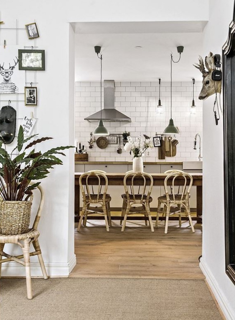Całe mieszkanie urządzone jest według spójnej koncepcji. W kuchni z jadalnią dominuje tradycyjny klimat i drewno, podobnie w przedpokoju. Pod ścianą ustawiono takie samo krzesło, jak przy jadalnianym...