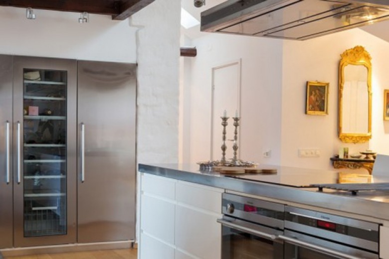 otwarte kuchnie są modne i praktyczne w małych i dużych wnętrzach - to przykład eklektycznej, otwartej przestrzeni...