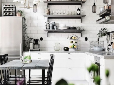 W białej kuchni połączono prostotę z eleganckimi elementami. Wystarczy spojrzeć na sztukaterię pod sufitem albo na wiszący żyrandol czy wybrane, bardziej ozdobne...