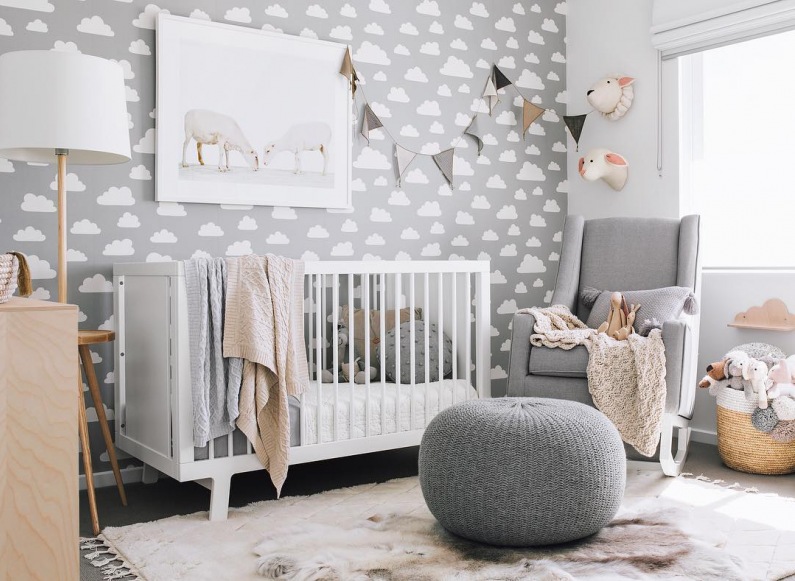 W pokoiku dla niemowlęcia znajduje się bardzo wiele drobnych elementów, które dekorują i wypełniają przestrzeń. Szara...