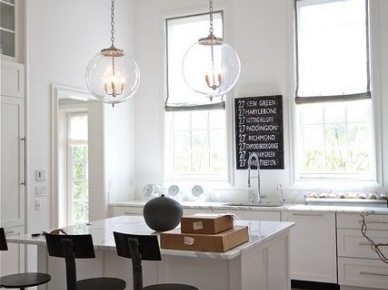 Czarne industrialne wysokie stołki z oparciem w białej kuchni w stylu modern rustykalnym (25291)