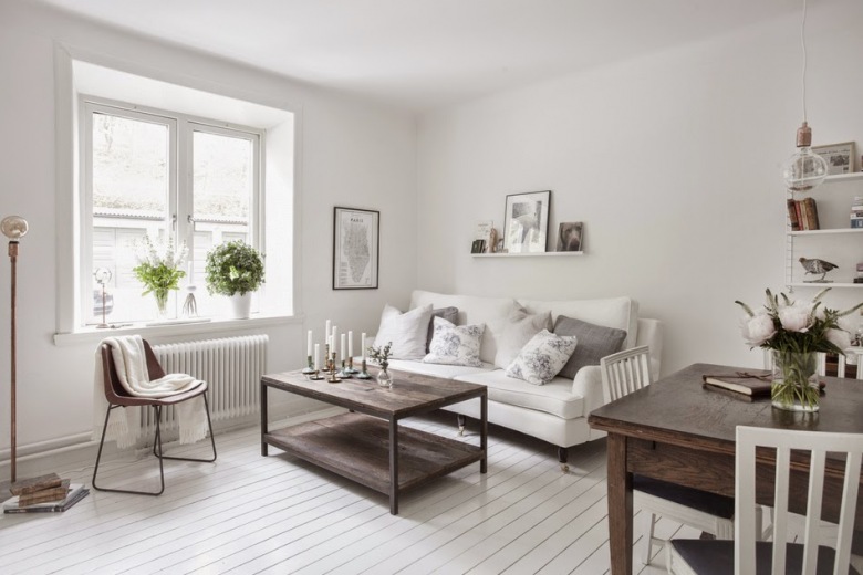 Białe mieszkanie w skandynawskim stylu z meblami ze starego drewna (51797)