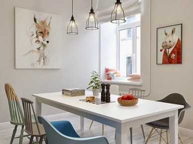 Skandynawskie plakaty na ścianie w jadalni,druciane lampy nad białym stołem z różnymi krzesłami (26314)