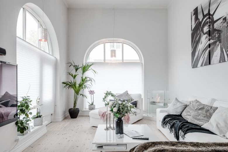 Przestronne i wysokie mieszkanie z pięknymi dodatkami w biało-czarnej palecie barw (51688)