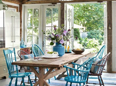 Niebieskie i brązowe krzesła z drewna przy stole z surowych desek na krzyżaku (21995)