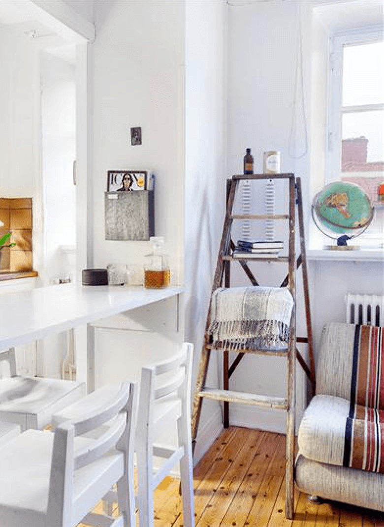 Biała lada z krzesłami na granicy kuchni z salonem (20742)