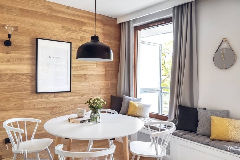 Inspirująca aranżacja mieszkania z białą kuchnią i drewnianą ścianą w jadalni! (54831)