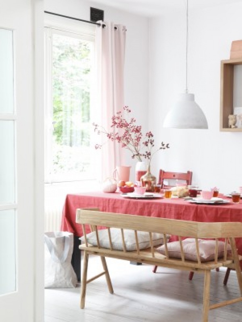Aranżacja stołu w biało-różwych kolorach (18476)