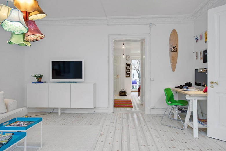 Skandynawski salon z kącikiem biurowym i z kolorowymi  detalami (22028)