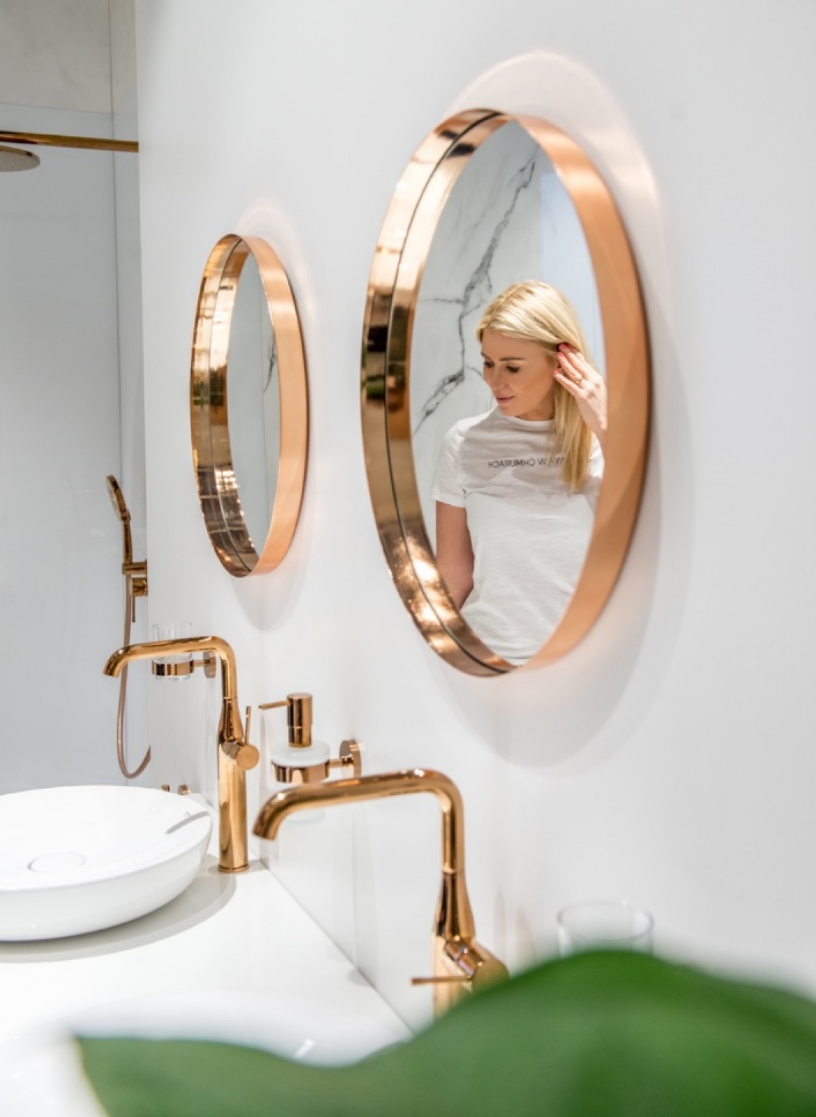 Złote okrągłe lustra w białej łazience (55712)