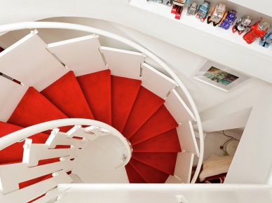 Biały i czerwony londyński dom. (8566)