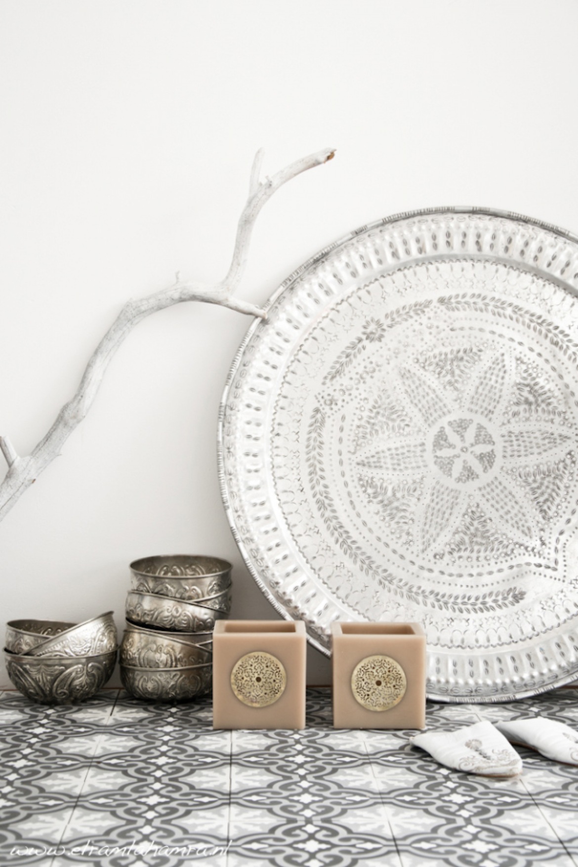 Marokanskie srebrne tace i naczynia w skandynawskich wnętrzach (25651)