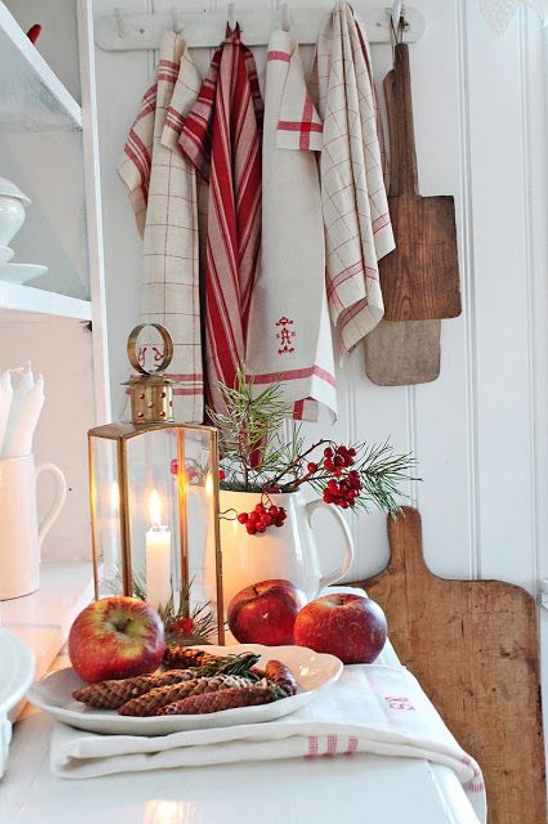 Biało-czerwone dekoracje w kuchni na Święta (54024)