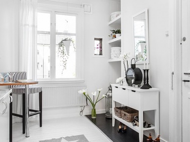 Aranżacja biało-czarnej kuchni razem z przedpokojem w malym mieszkaniu (24323)