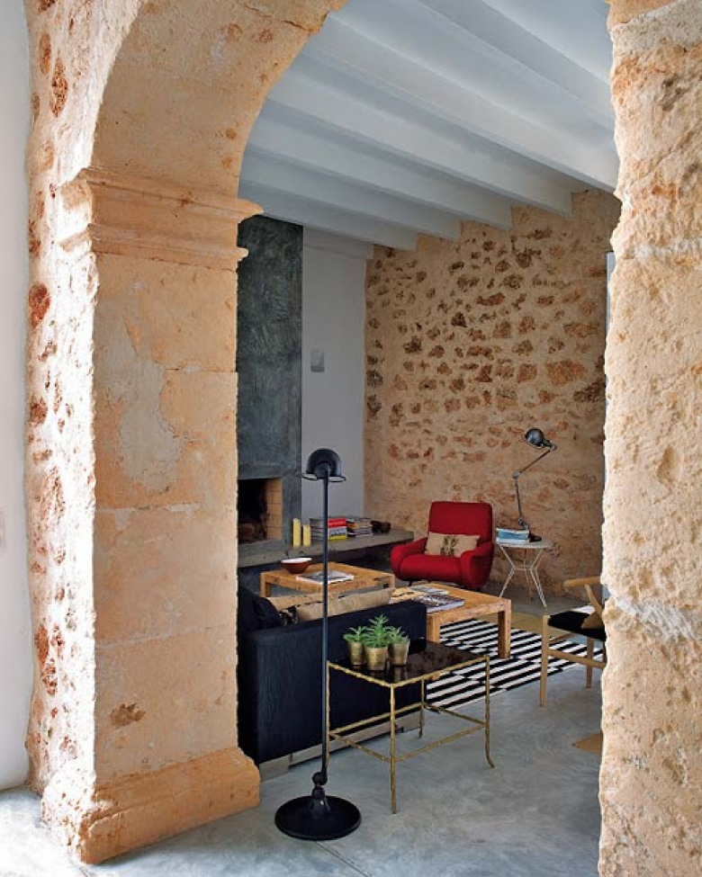 Na Majorce powstał nowy - stary dom z dawnego młyna. Przywrócono mu świetność, klasę i ciepło rodzinnego portu.