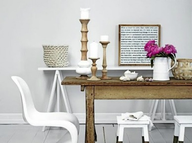 Prostokątny stół z naturalnego drewna z białym krzesłem PANTON i skandynawskimi stołkami (22013)