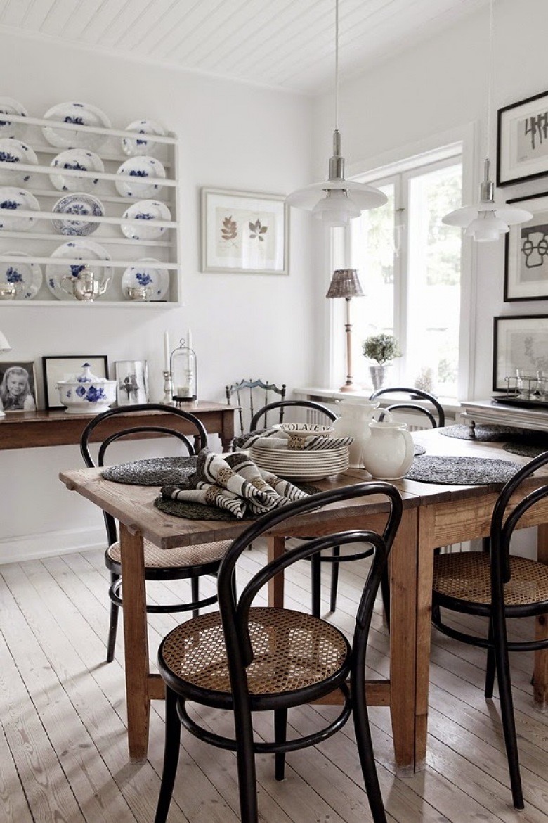 idylliczny dom w bieli, który zlokalizowany jest w Danii - stylistyka skandynawska z elementami drewnianych mebli w prostym, rustykalnym stylu razem z elementami stylowych mebli - starannie dobranych, lekko zestawionych i pięknych. Dom cechuje przejrzystość, funkcjonalność i ciepło. Drewniane belki nadają wnętrz wiejskiego wyrazu a tradycyjne elementy mebli podkreślają wagę tradycji i historii - całość spaja nieskazitelna biel i wysublimowana estetyka. Piękny dom i ogród...
