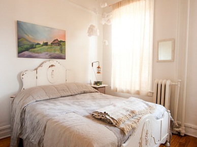 Rzeżbione, białe stylowe łóżko w pastelowej sypialni (20876)