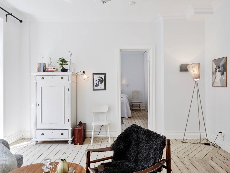 skandynawskie mieszkanie z nutą nostalgii i sztuką na ścianach - to ciepła aranżacja białego mieszkania z domieszką...