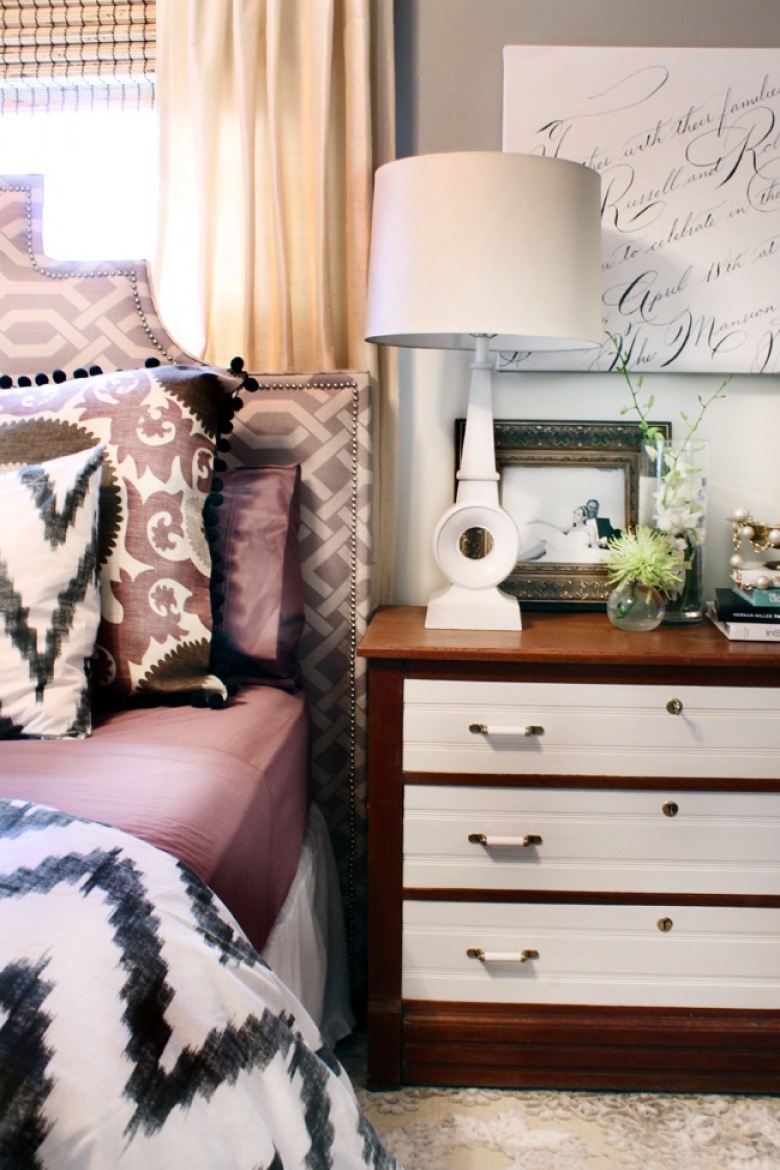 Jak urządzić sypialnię w stylu glamour?Odpowiedź na zdjęćiu...Wzorzyste zagłowie łóżka, klasyczna lampa i komoda...