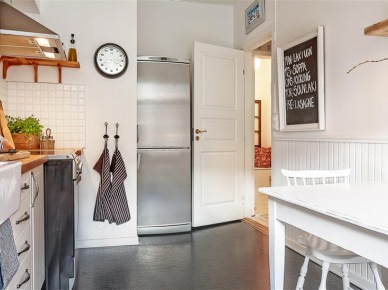 Biała kuchnia skandynawska z drewnianymi, masywnymi półkami na ścianie (22111)