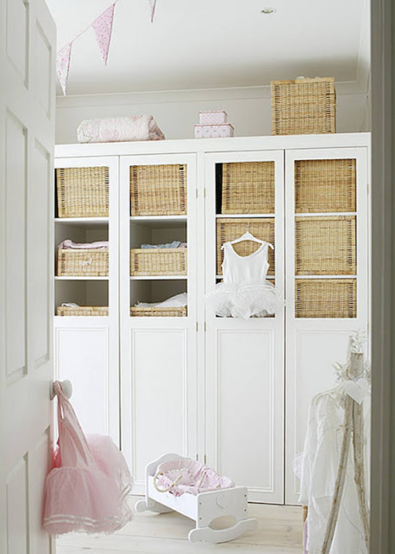 Biała szafa z witrynami i wiklinowymi koszami w dziecięcym pokoju (21738)