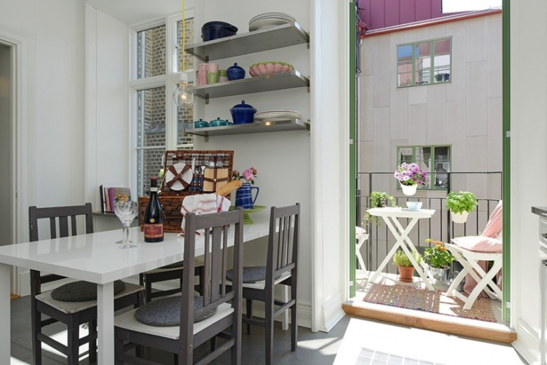 Cudowna biało-szara kuchnia z uroczym balkonem (22150)