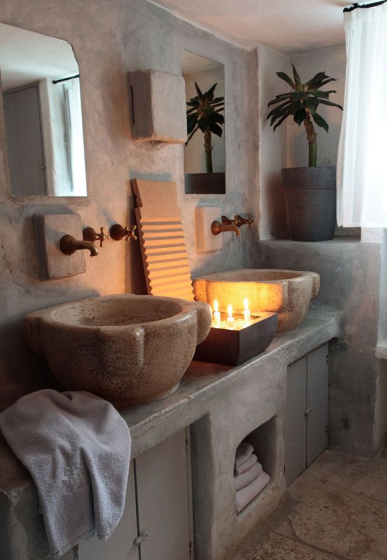 Klimatyczna aranżacja łazienki w kamieniu, którą podkreślają zastosowane dekoracje. Zapalone po zmroku świece...