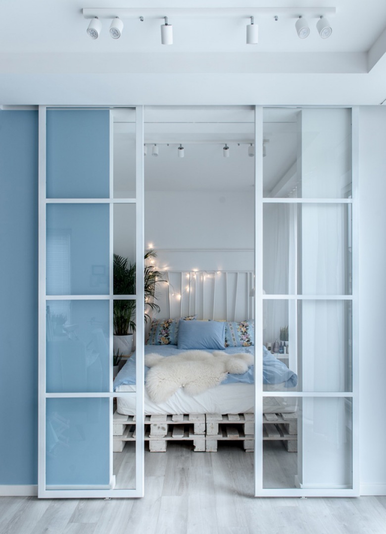 Mała sypialnia z łóżkiem z palet (52387)
