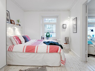 Białe łóżko z drewna z pościelą w różowe paski (22031)