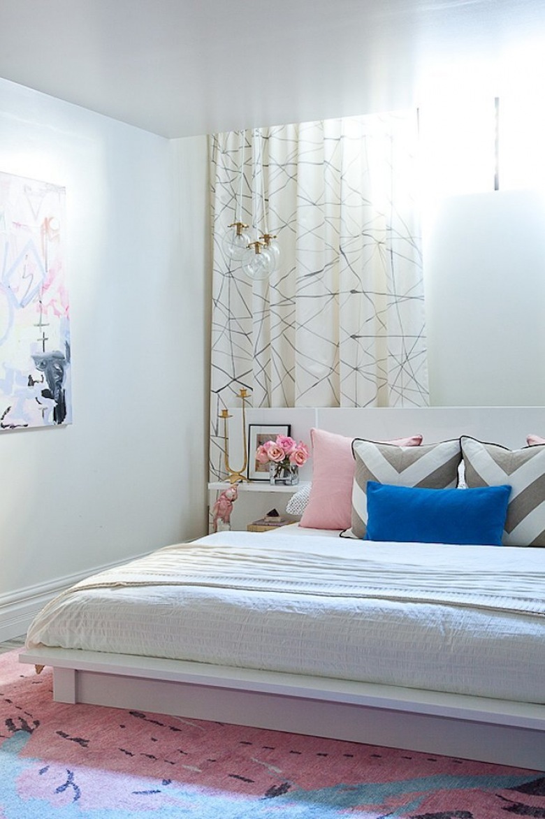 Subtelna aranżacja sypialni potrafi zrelaksować i wyciszyć. Abstrakcyjne wzory na obrazie czy zasłonie wprowadzają nieco artystycznego klimatu. Kolorowe dodatki uzupełniają białą przestrzeń i lekko ją...