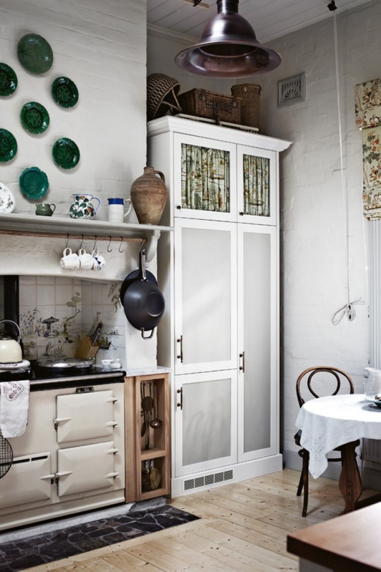 Biała kuchnia w stylu vintage z retro piecem, i turkusowymi talerzami na ścianie (24166)