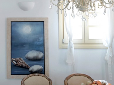 tradycyjny, letni  dom w Santorini, gdzie biel ścian rozświetlona została lazurowym i różowym kolorem. Umiarkowanie udekorowany, estetyczny i zachęcający na wakacje dom letni w Grecji. Na szczególną uwagę zasługują dwie łazienki - błękitna i różowa - kamienne, pobielone i oryginalnych, obłych kształtach. Greckie cukiereczki...