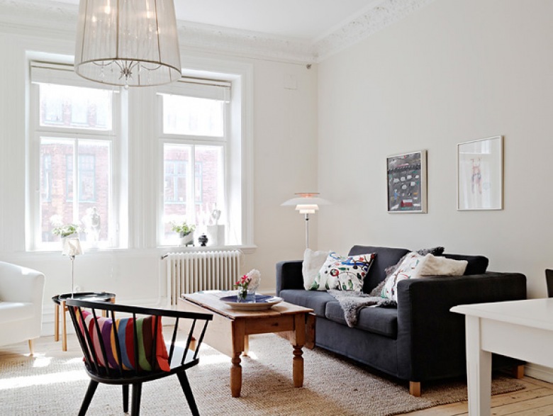 bardzo subtelna i łagodna w wyrazie aranżacja dwupokojowego mieszkania w skandynawskim stylu - salon przestronny z...