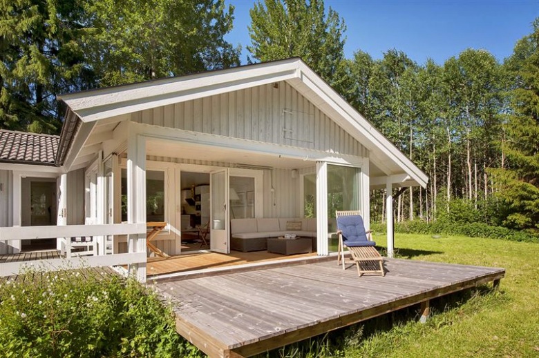prosty i estetyczny, biały i skandynawski - to interesujący i miły domek w Szwecji