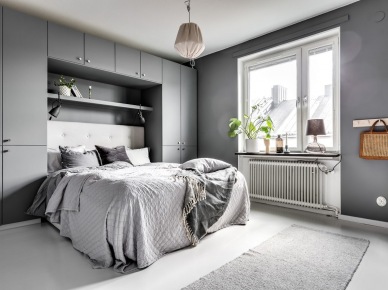 Biała podłoga i szare ściany w aranżacji sypialni (53350)