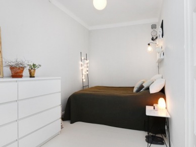 Biała sypialnia bez okien z ciemnobrązową kapą na łóżku (49012)