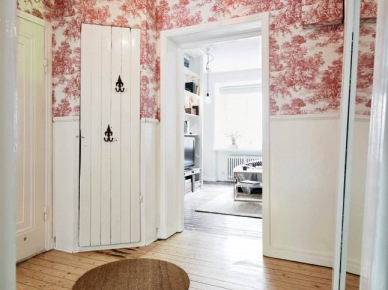 Rustykalny przedpokój z białymi wiejskimi drzwiami szafy i stylową tapetą na ścianie (24443)
