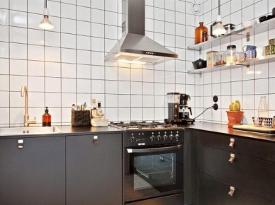 Czarne szafki stojące, białe półki wiszące i biała glazura w kuchni (19453)