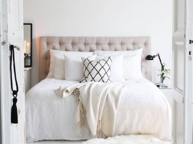 Biała sypialnia z łóżkiem z pikowanym wezgłowiem (52167)