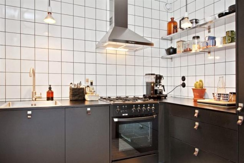 Czarne szafki stojące, białe półki wiszące i biała glazura w kuchni (19453)