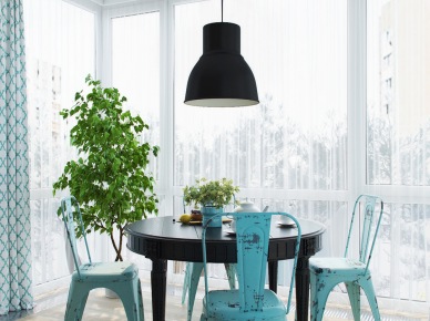 Eklektyczna jadalnia z niebieskimi krzesłami w stylu vintage (54646)