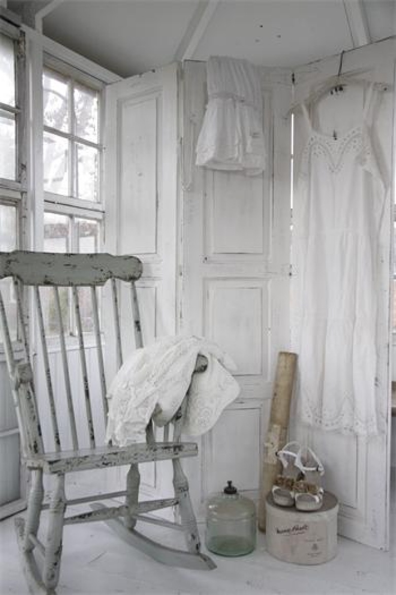 Aranżacja w stylu francuskiego shabby chic w białej sypialni (21801)