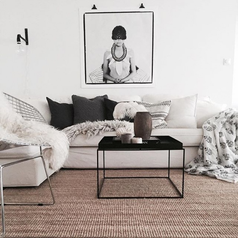 Czarny stolik kawowy i biała sofa w salonie (54361)