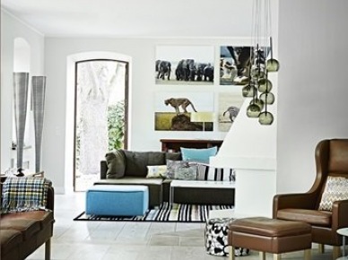 Nowoczesny biały salon ze szklanymi lampami,skórzanymi brązowymi meblami,dizajnerskimi dywanami i turkusowa pufą (25036)