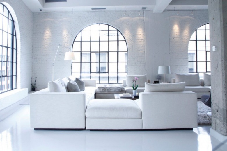 Biały i elegancki loft w klasycznym wydaniu. Harmonia ubranych mebli, piękne okna, białe podłogi i świetlista atmosfera...