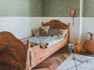 Łóżko z naturalnego drewna w eklektycznej aranżacji pokoju dziecięcego (56741)