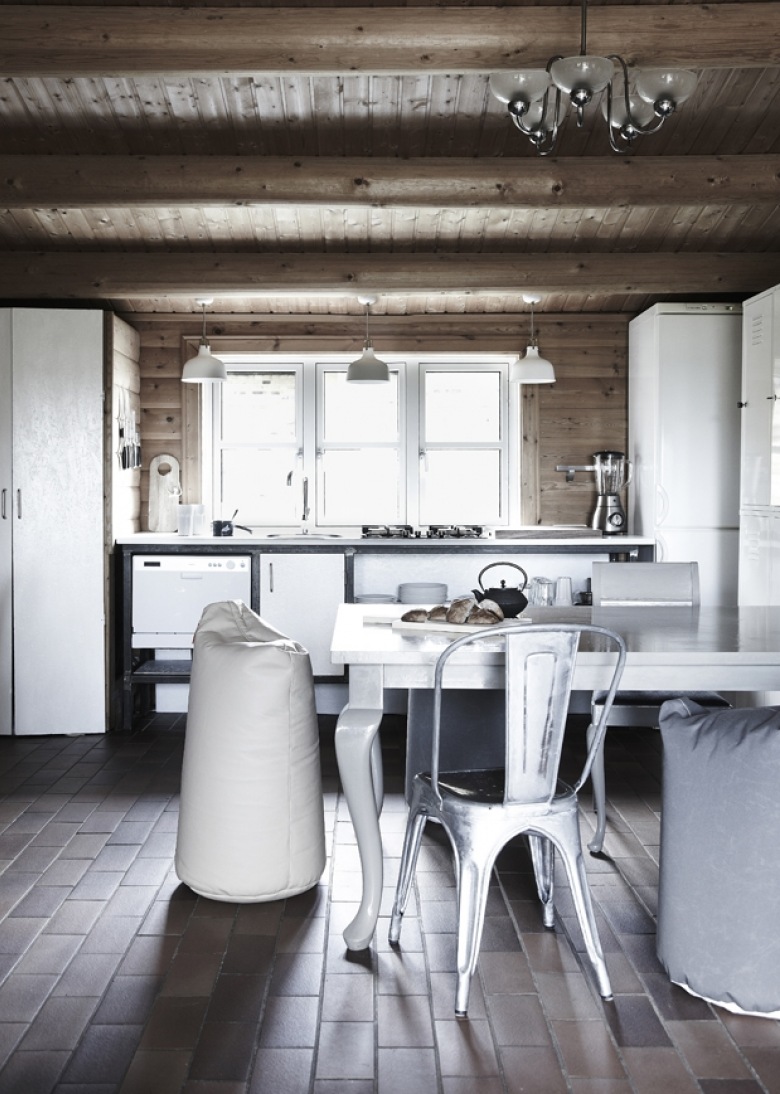 Drewniane deski na suficie w białej kuchni skandynawskiej (48378)