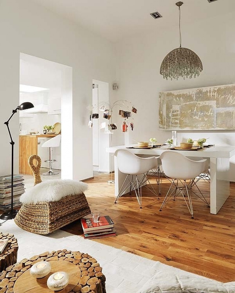cudowne mieszkanie - loft w Barcelonie, które wyróżnia się po hiszpańsku, czyli kolorowo. Różne poziomy mieszkania uczyniły mieszkanie dobrą przestrzenią do ciekawej aranżacji wnętrza. Naturalne drewno na podłogach oraz ciekawe drewnianych i plecionych bryły mebli zdecydowanie określają wnętrze jako eklektyczne, z mieszanką mebli współczesnych. Fiolety w sypialni, ciekawe grafiki i obrazy, pomysłowa kuchnia i piękny taras - mieszkanie marzenie !...